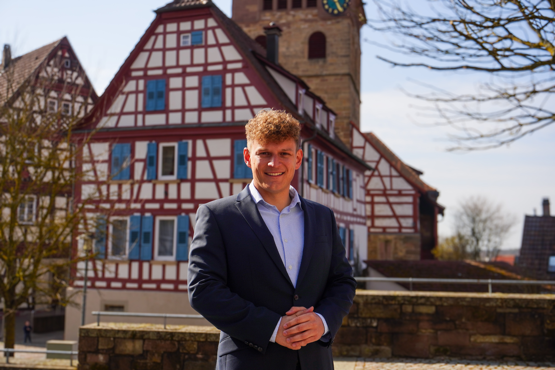 Julius Terhorst vor dem Ötisheimer Fachwerkhaus mit Kirchturm